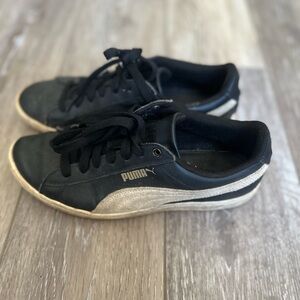 Well worn women’s puma sneakers, size 7